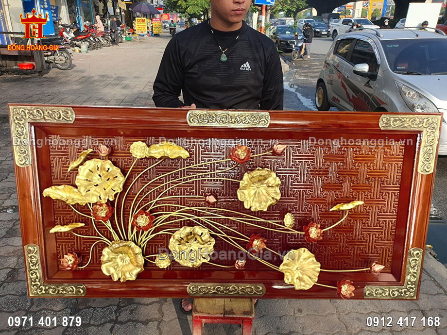 Bức tranh hoa sen bằng đồng được chế tác theo yêu cầu của khách hàng